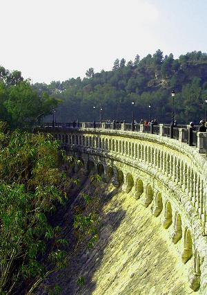 Der malerische alte Staudamm ist das Herz des Seengebiets von Malaga.