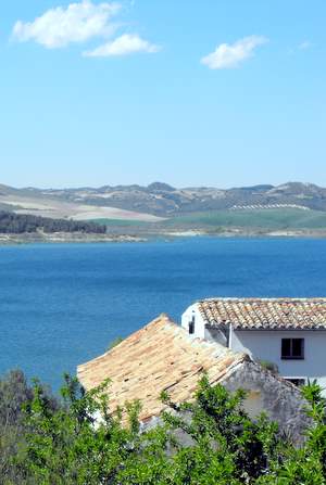 Self-catering apartments with amazing views of the lake in restored Andalusia farmhouse 