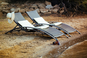 Transats  la petite plage en face de notre gte